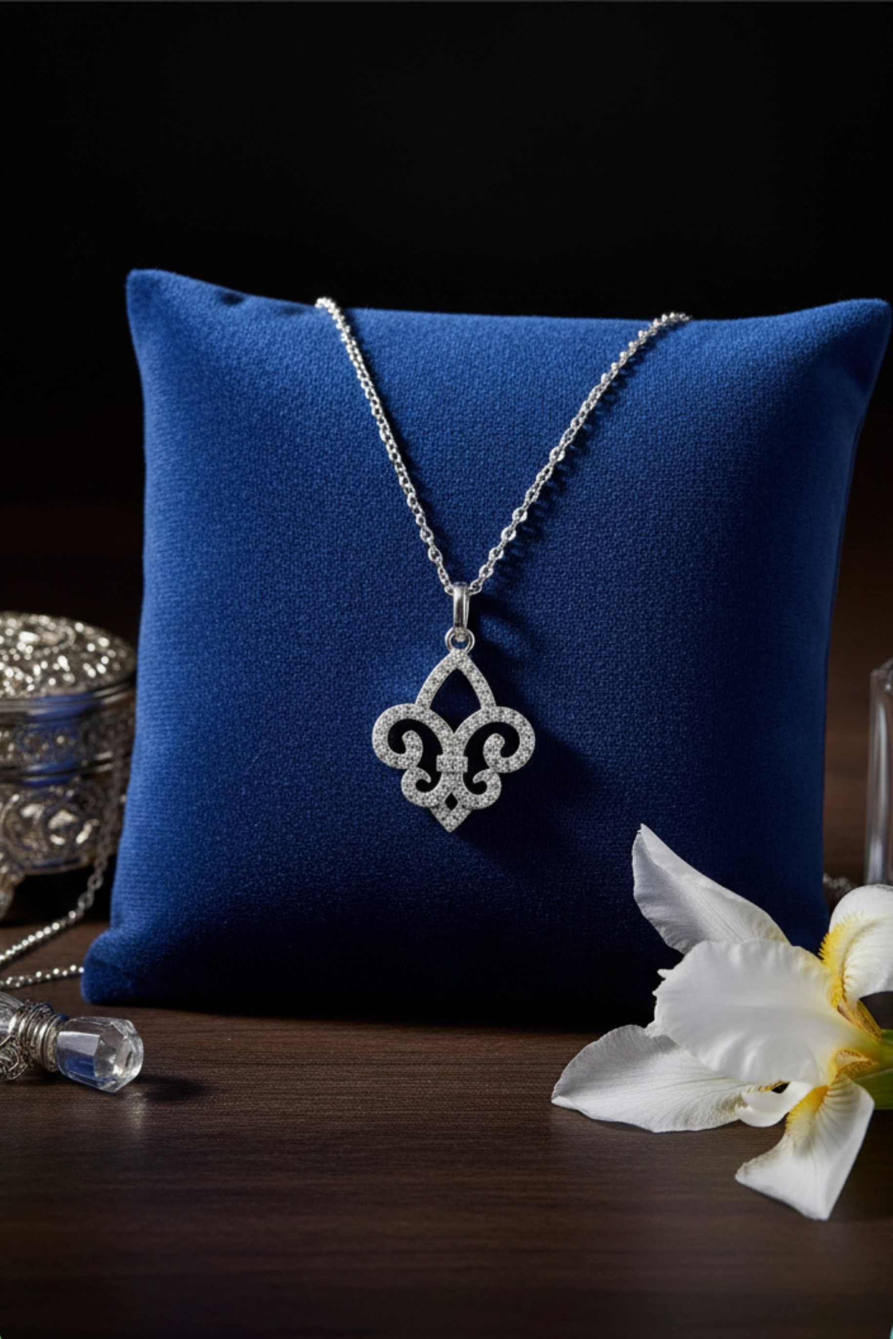 Fleur De Lis Zambak Çiçeği Gümüş Kolye