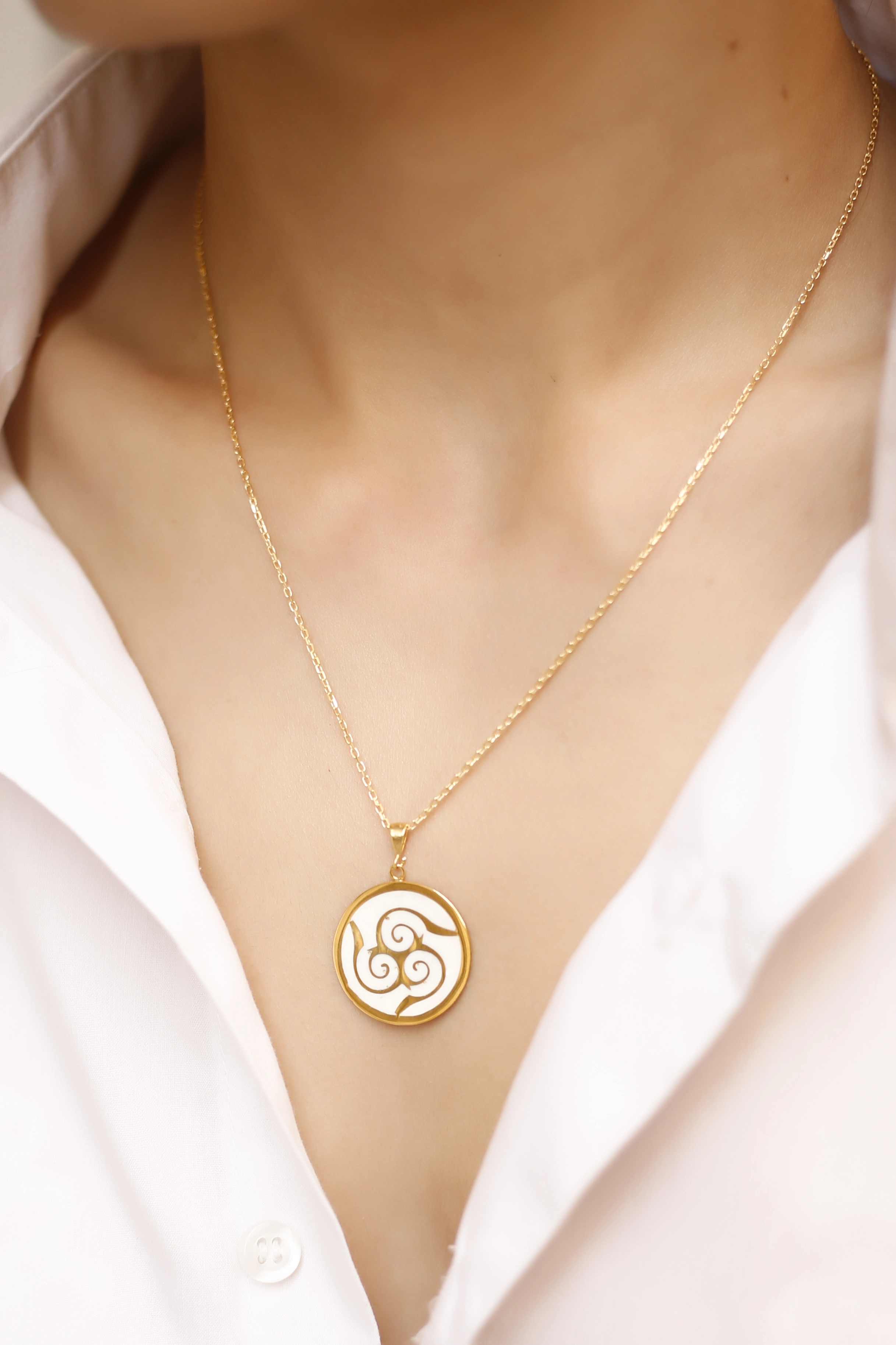 925 Ayar Gümüş Plaka Beyaz Mineli Triskele Kolye