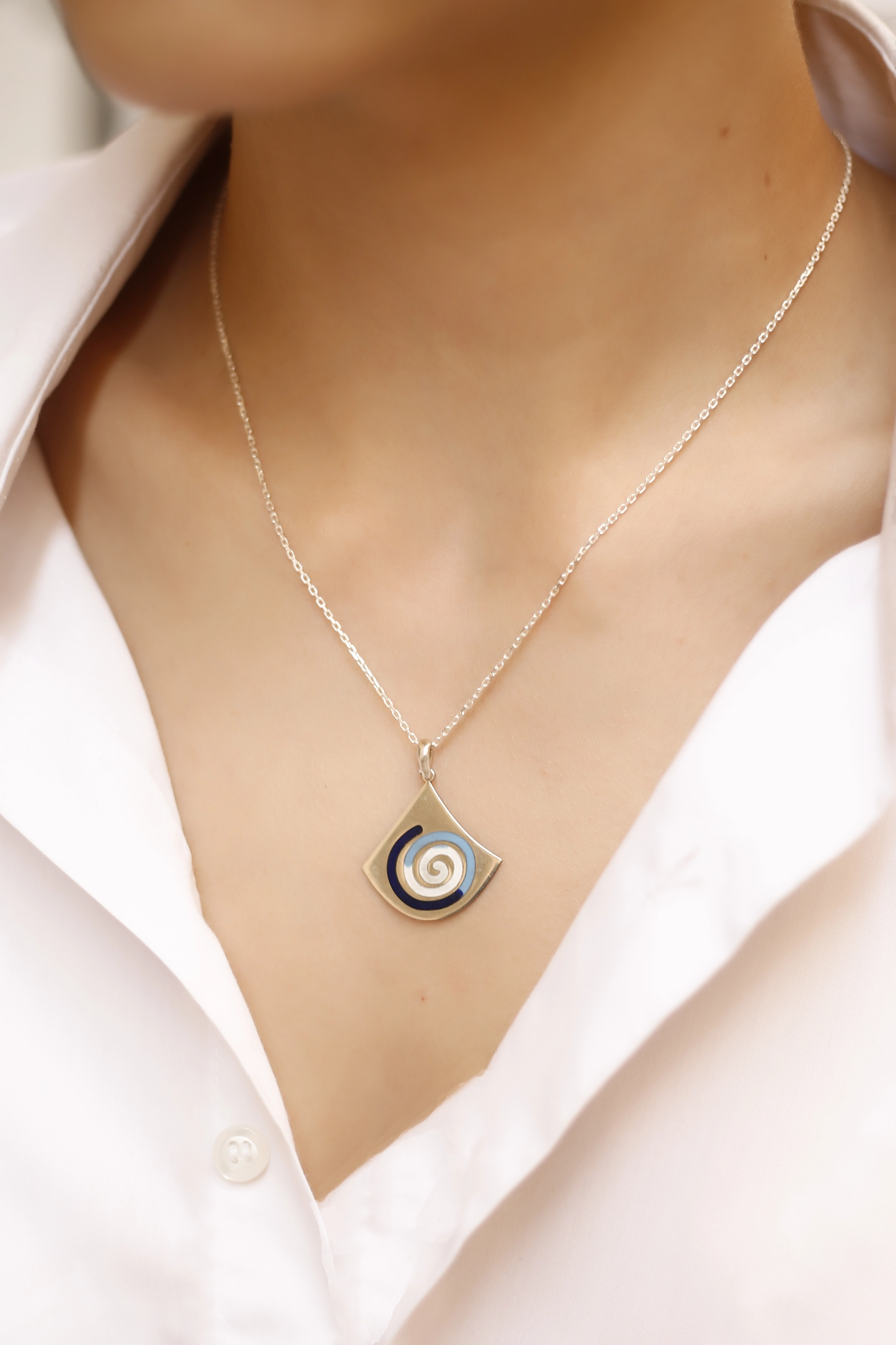 925 Ayar Gümüş Geometrik Plaka Mineli Spiral Kolye