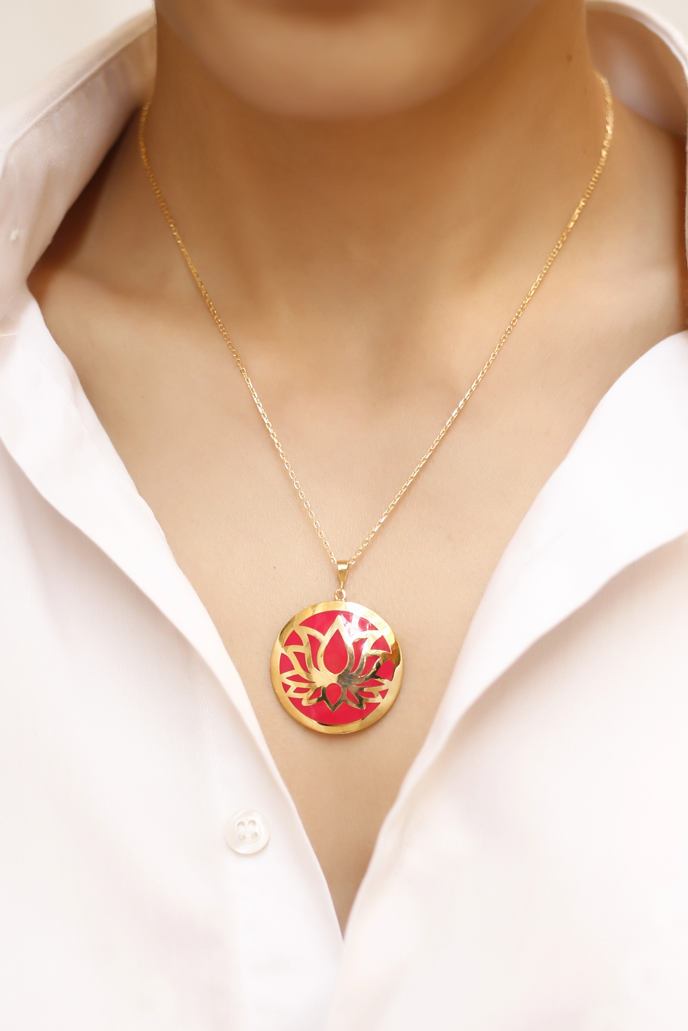 925 Ayar Gümüş Kırmızı Mineli Plaka Lotus Çiçeği Kolye