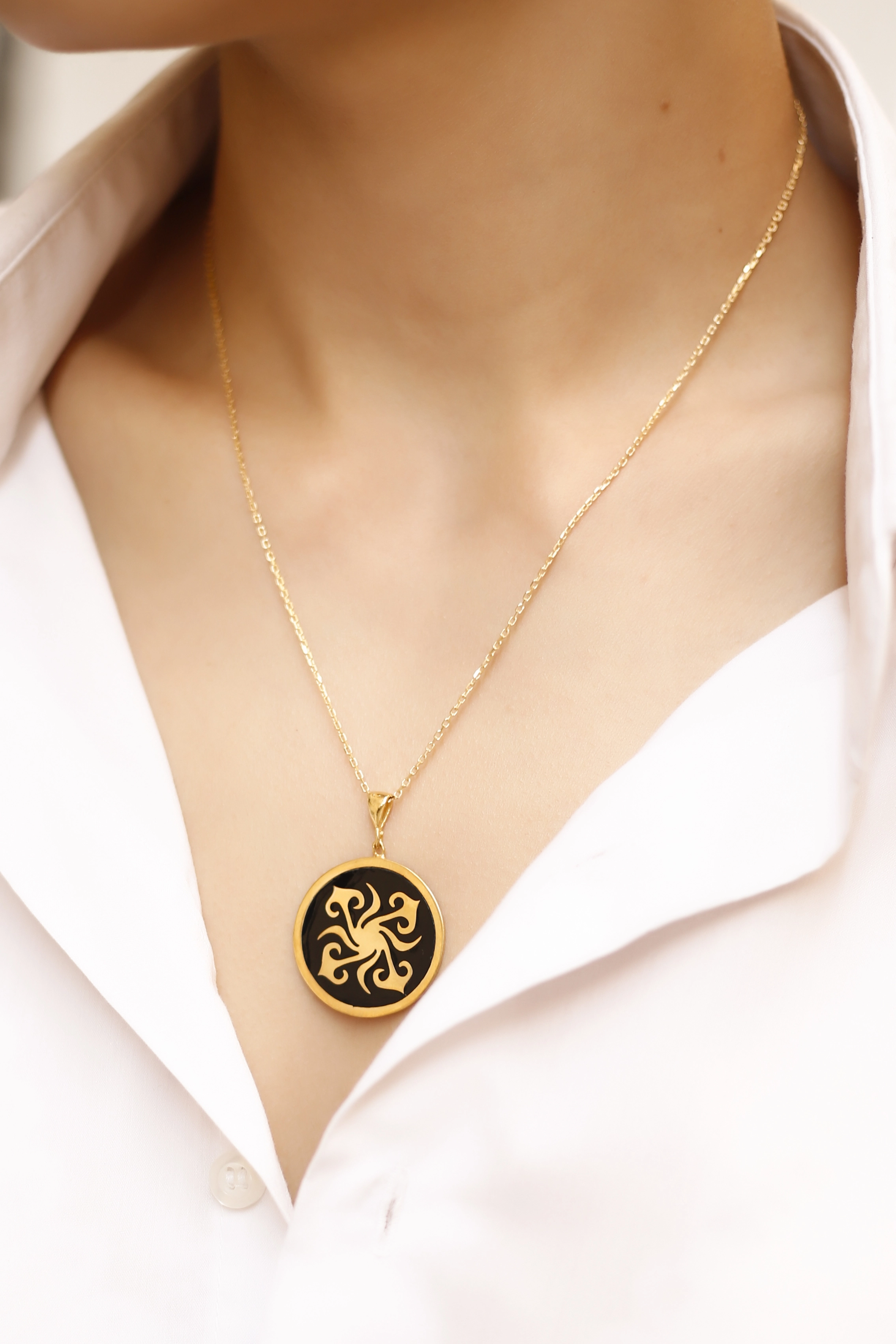 925 Ayar Gümüş Mineli Plaka Kolye